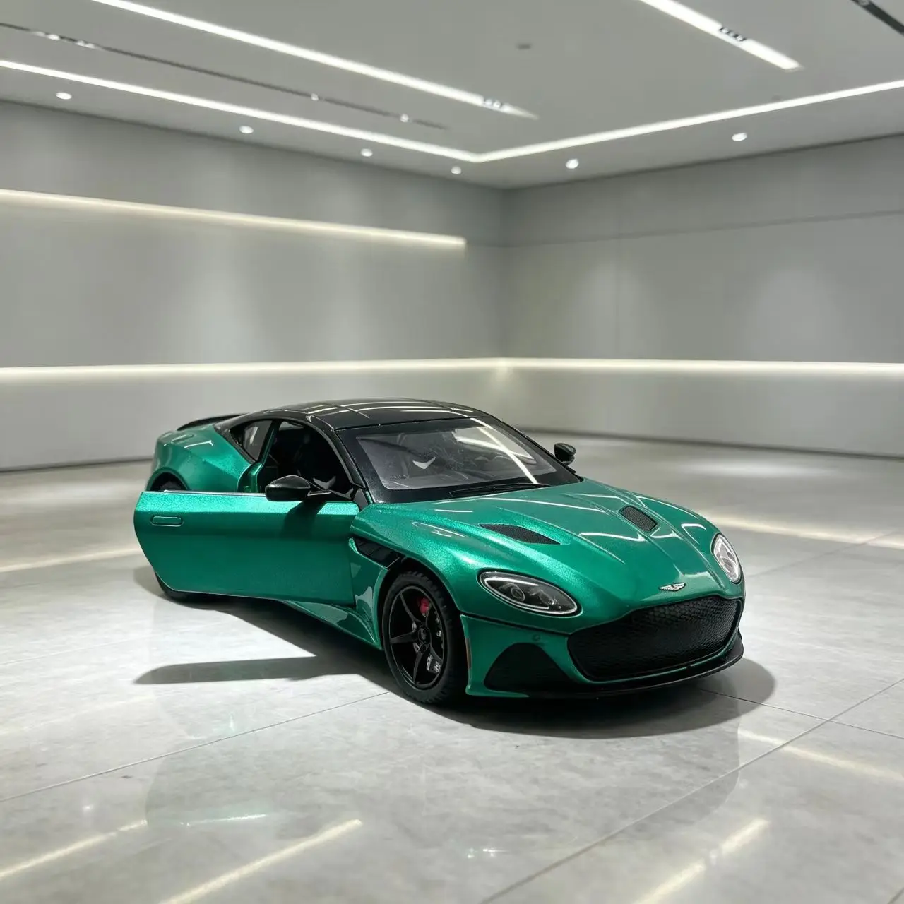 1:24 Scale Alloy Model Racing Car Model with Base, Exquisite Alloy Car Model Toy, Adult Collection and Home Decoration