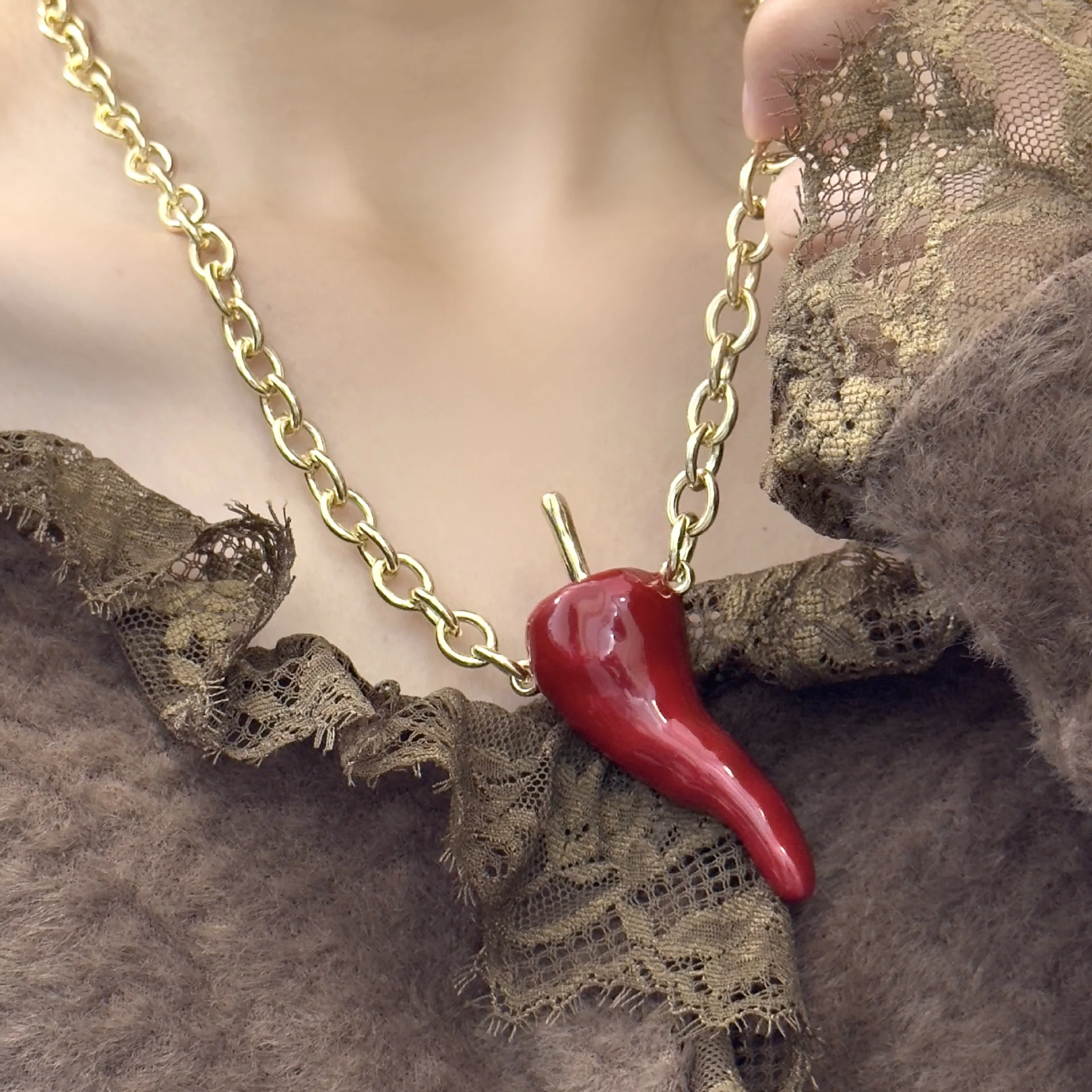 Vintage Red Pepper Pendant Necklace for Women Metal Collarbone Chain Holiday Jewelry Fashion Accessory