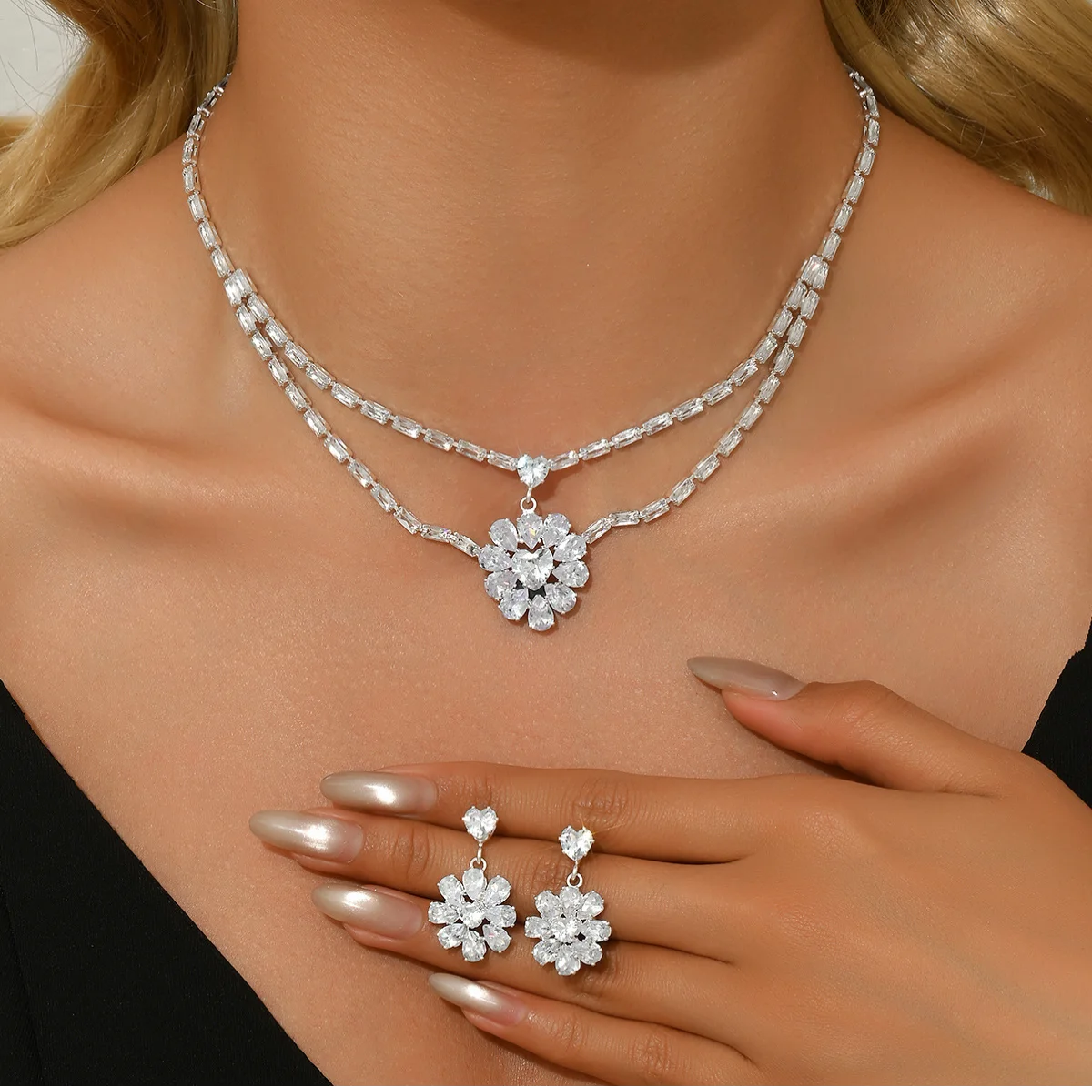 

Classic snowflake-shaped zircon necklace and earrings set, suitable for formal events, wedding gowns, high-end jewelry.