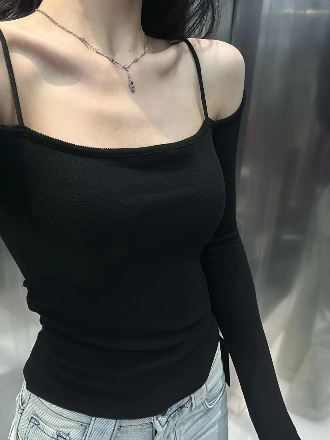 Sexy fino ajuste vermelho oulder barrado longo sve camiseta doce e picante design na moda baixo corte casual wear para jovens