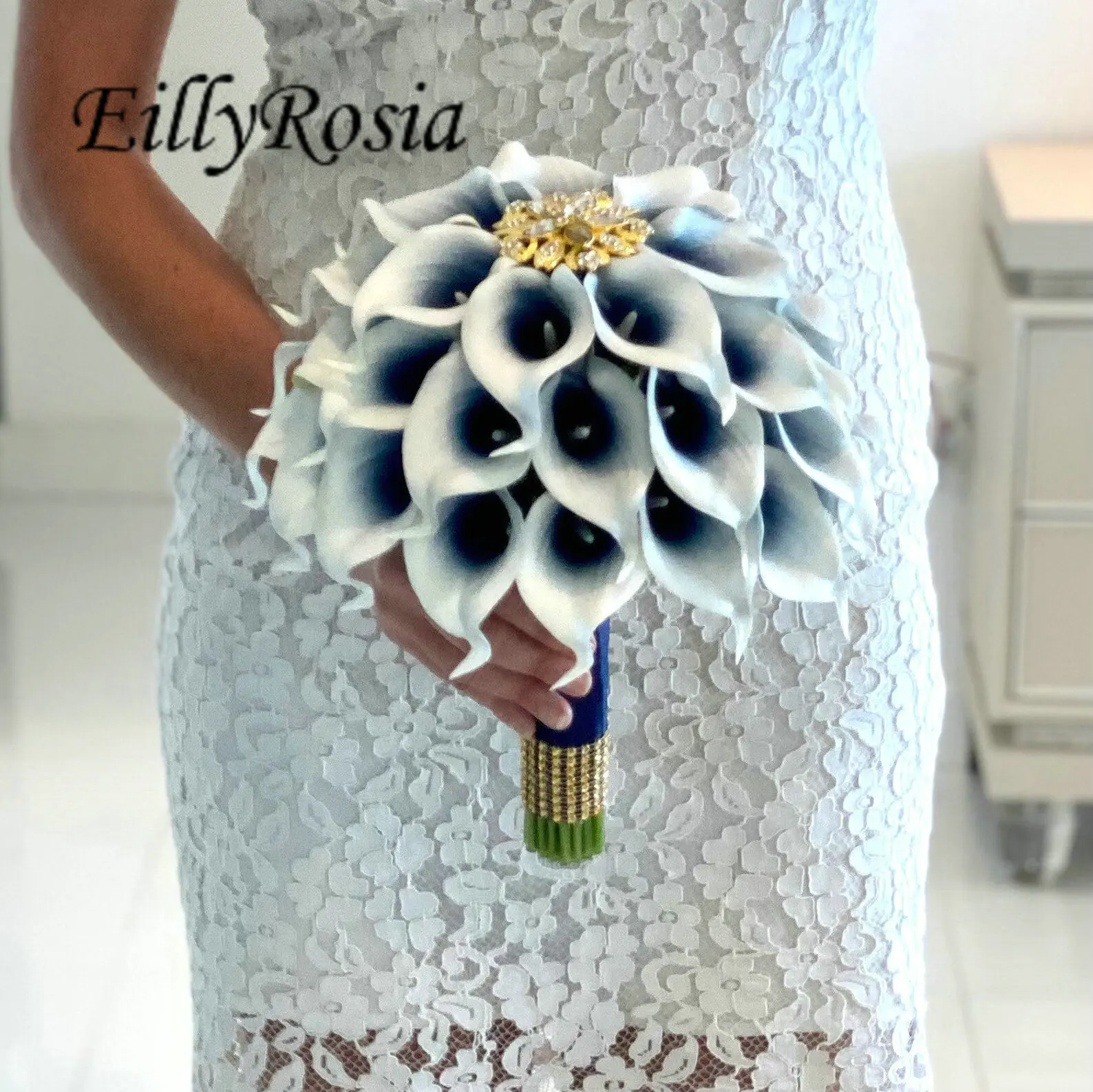 EillyRosia Gradient White Navy Blue Calla Lily Wedding Bouquet for Bride with Gold Brooch Rhinestones Silk Ribbon Holding Floral