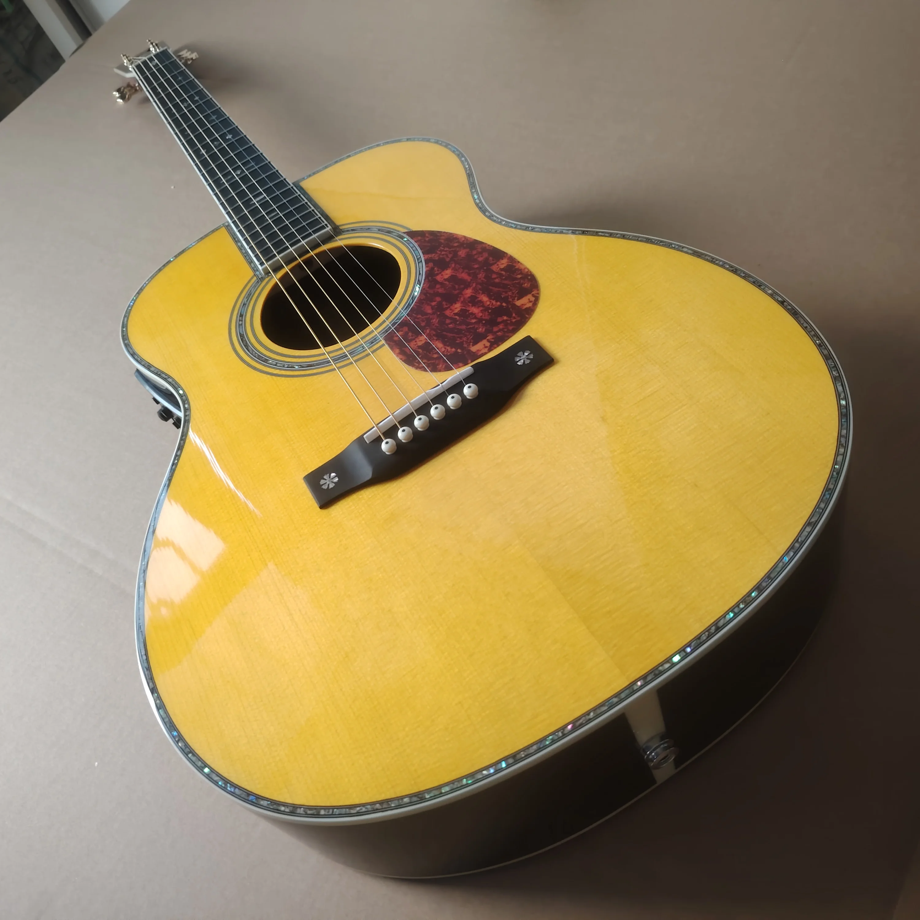 

40 inch, 6-string acoustic guitar, redwood fingerboard, spruce top,