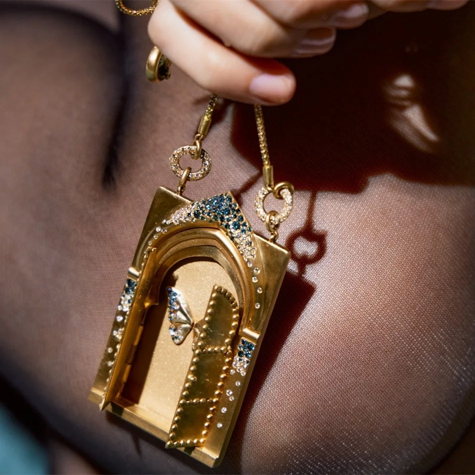 

Tarot card opening and closing necklace, butterfly rebirth door, diamond inlaid pendant design, heavy gold-plated jewelry