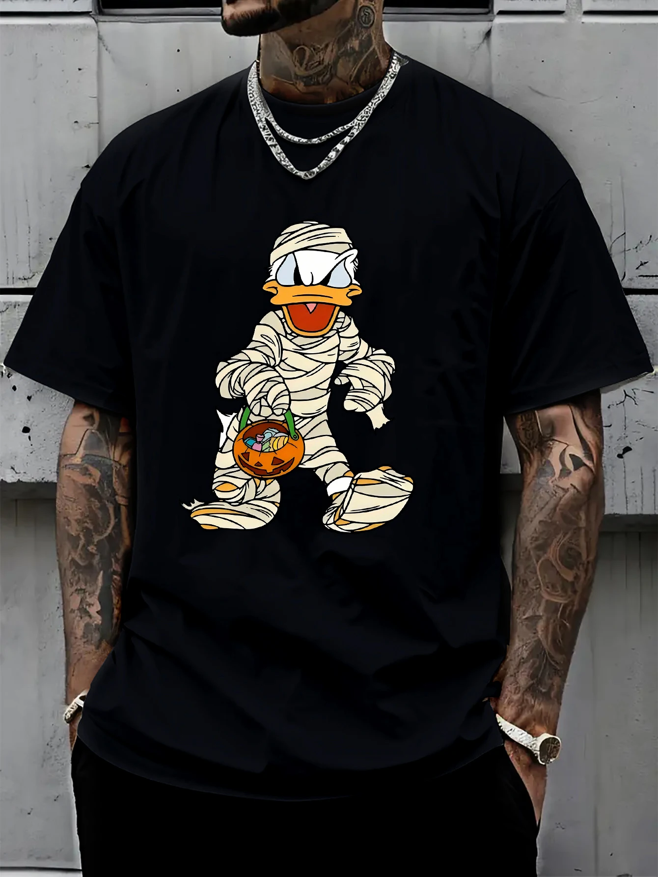 

Donald Duck Carrying Candy Personalized Style Men T-shirt Disney Casual Comfortable Unisex Oversized Shirt Y2k Couple Top Cotton