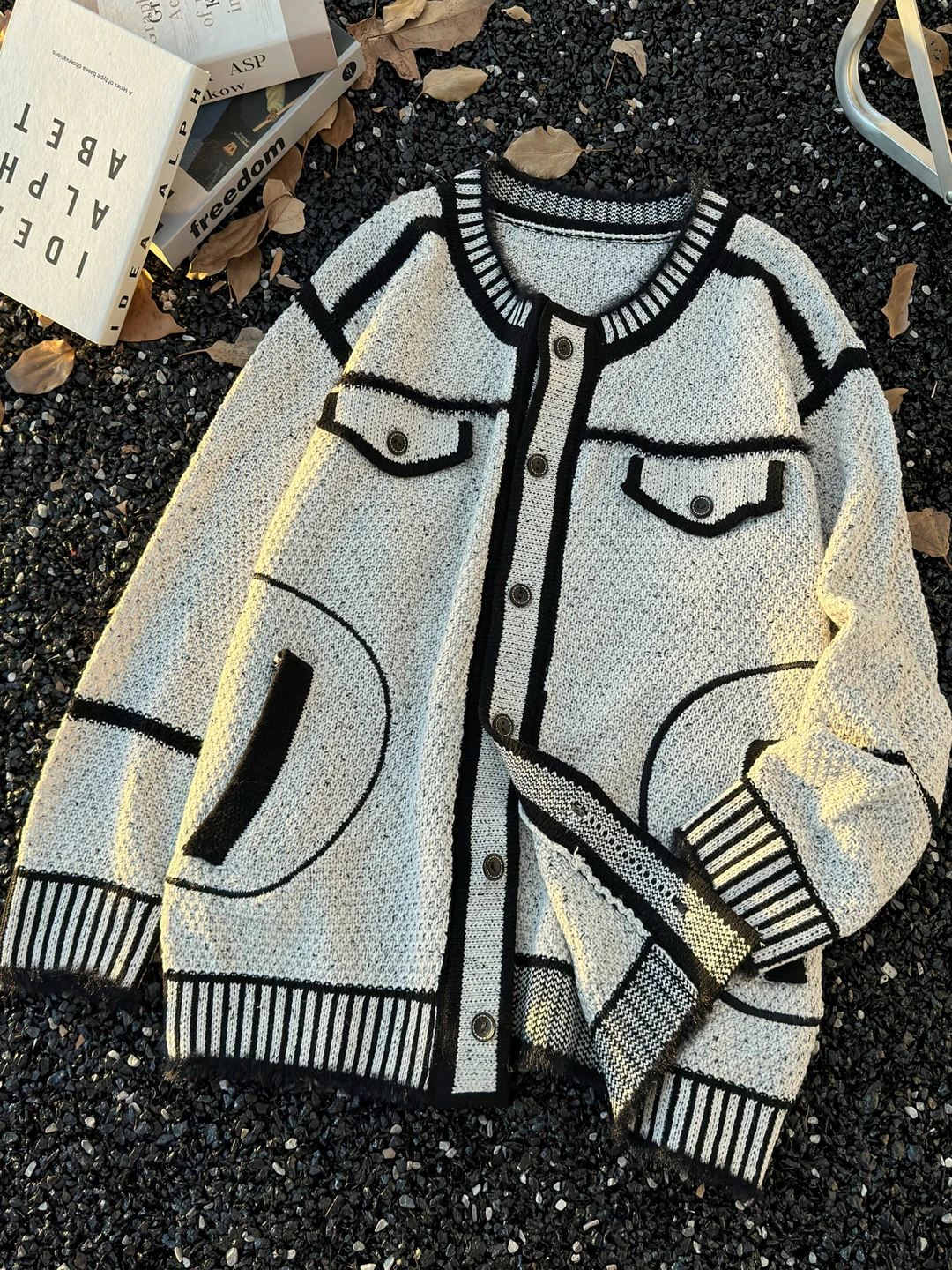 

Черно-белый вязаный жакет в стиле деконструкции с элементами пэчворка, серия Miu, весна-осень, с высоким дизайнерским качеством