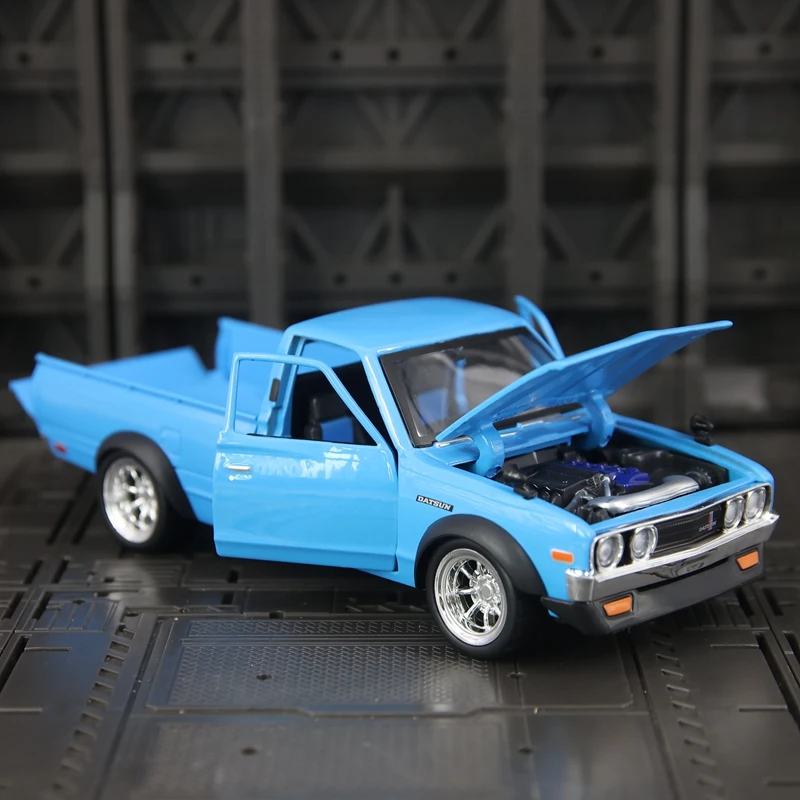 

Maisto 1:24 Simulation Nissan Datsun 620 Alloy Car Model Ornament Collection Transport Vehicle Doors and Hood Can Be Opened