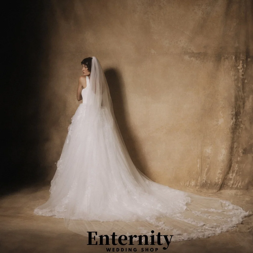 カスタマイズされたレースアップリケのウェディングドレスエレガントな V ネックスパゲッティストラップ女性のための魅力的なブライダルドレス Vestidos デノビア