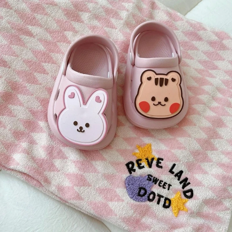 Children\'s Slippers Summer Indoor Soft Cartoon Sole Non Slip Hole Shoes for Boys and Girls Beach Cool Convenient Comfortable