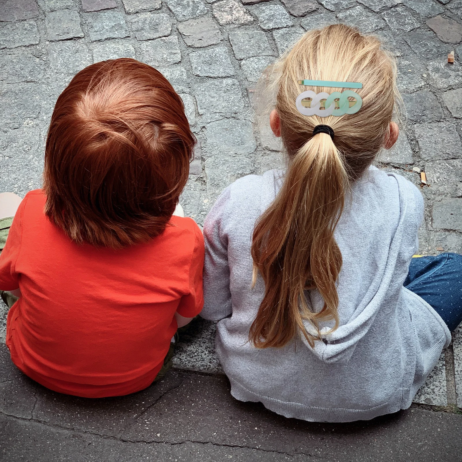 Grampos de cabelo laterais, 2 peças, design exclusivo, acabamento de cor bonita, grampos de cabelo ocos para mulheres, grampos de cabelo de resina