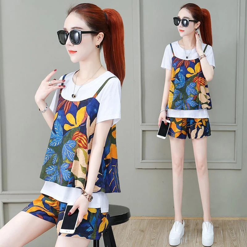 

Летний новый комплект: свободная футболка с цветочным принтом больших размеров и шорты для стройнящего силуэта, из смесового хлопка, эксклюзивно онлайн.