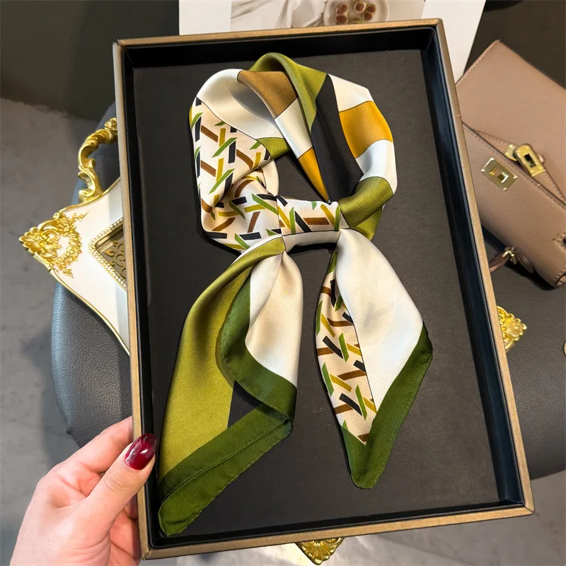 ผ้าพันคอสี่เหลี่ยมเล็ก 70 ซม. ผ้าคลุมศีรษะซาตินนุ่มพิมพ์เรขาคณิตป้องกันคอแฟชั่นอเนกประสงค์ผ้าพันคออุ่นคอ