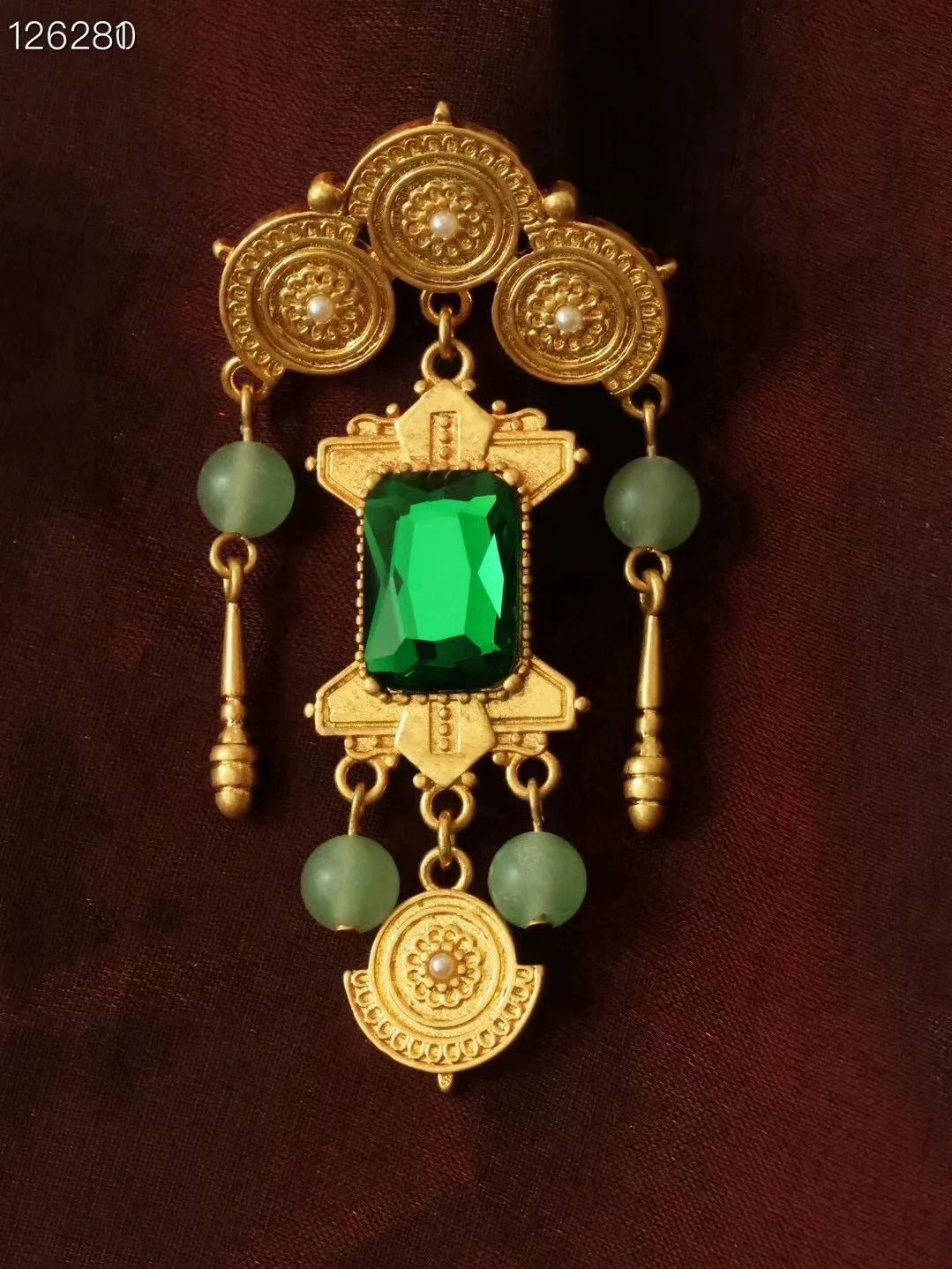 

Green gemstone colorful glass palace style retro tassel brooch accessory