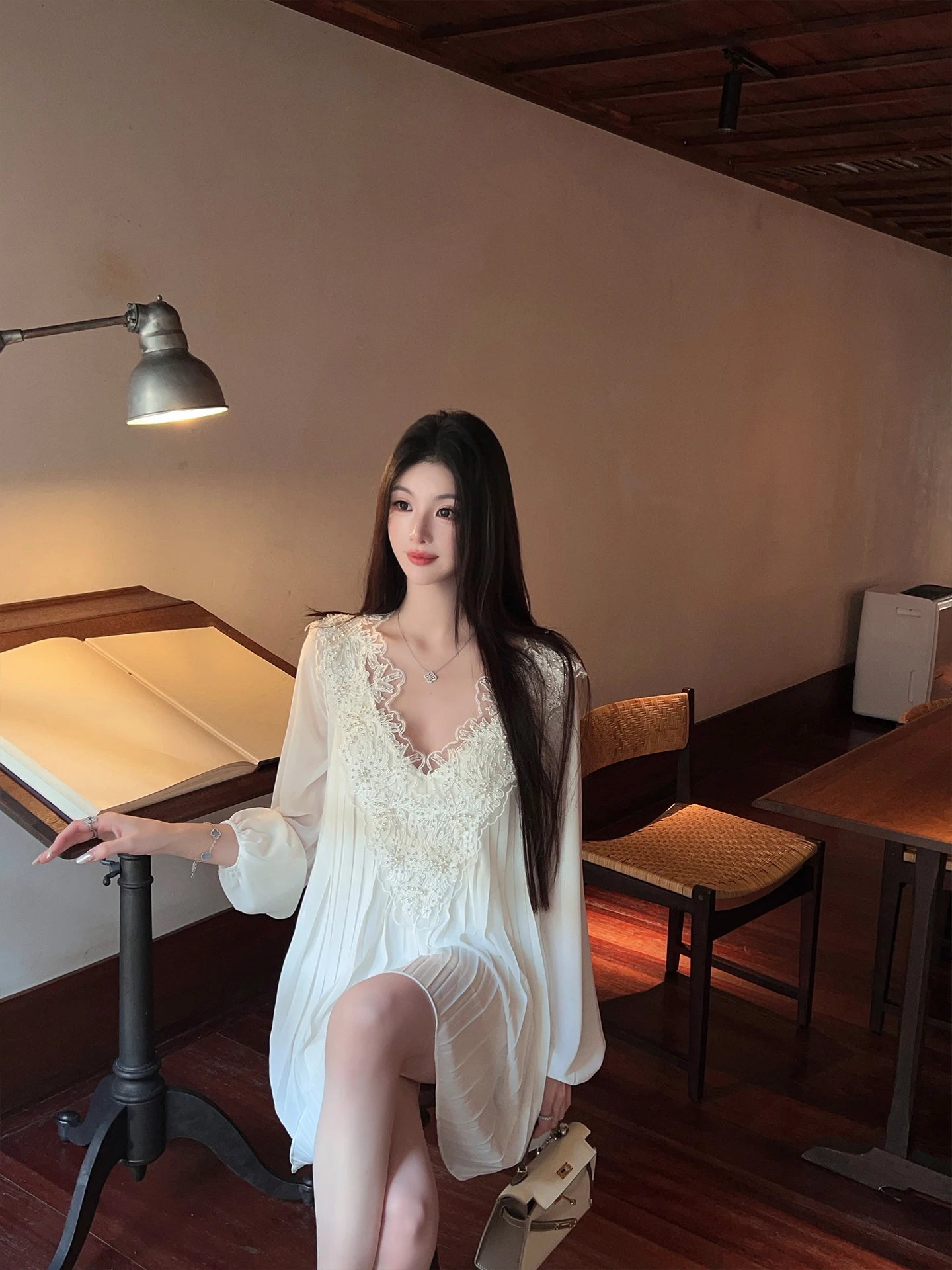 

Летнее шифоновое платье FairyJiang с V-образным вырезом, кружевной отделкой, рукавами-фонариками, присборенной талией и плиссированной короткой юбкой