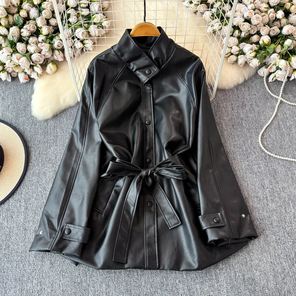 Clothland 女性スタイリッシュな PU レザージャケットルーズスタイル長袖サッシュスタンドカラー トレンチコート Mujer CB175