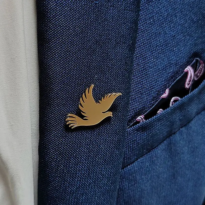 Metal costume brooch, Peace Dove Sparrow Flying Bird Stainless Steel Brooch, Men's Chest Badge Pin, Exquisite and Compact Gift