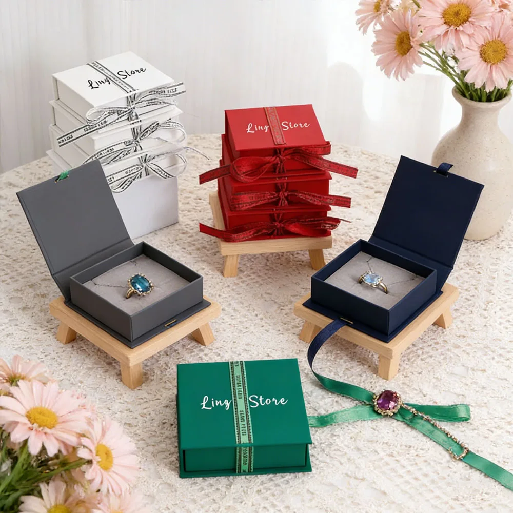 

Набор из 24 персонализированных подарочных коробок с логотипом для украшений: кольца, серьги, браслеты, ожерелья, подвески, пусеты. Органайзер для подарков и свадебных сувениров.