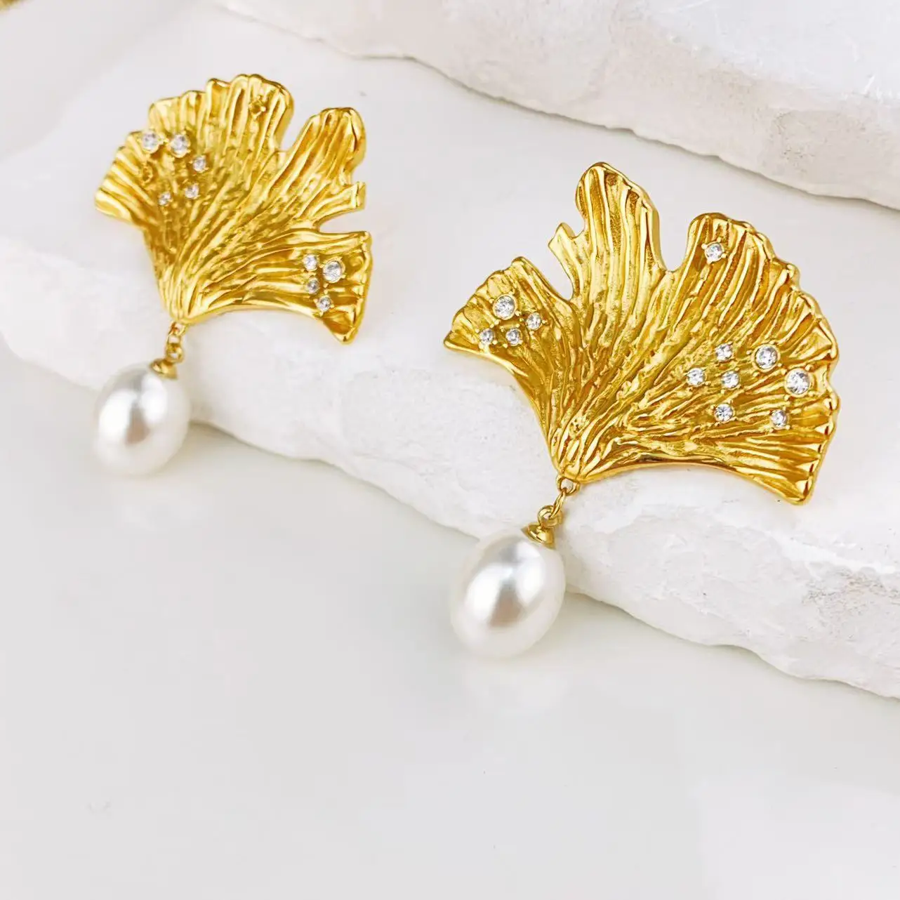 

European and American niche retro texture ginkgo leaf pearl French romantic matte diamond studded titanium steel earrings