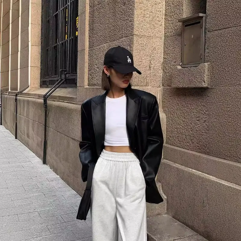 เสื้อสูทหนัง PU ผู้หญิง คอลเลคชั่นฤดูใบไม้ร่วงและฤดูหนาว ปี 2025 รุ่นใหม่ เนื้อผ้าคุณภาพสูง ทรงหลวม สไตล์เสื้อสูทตัวเล็ก