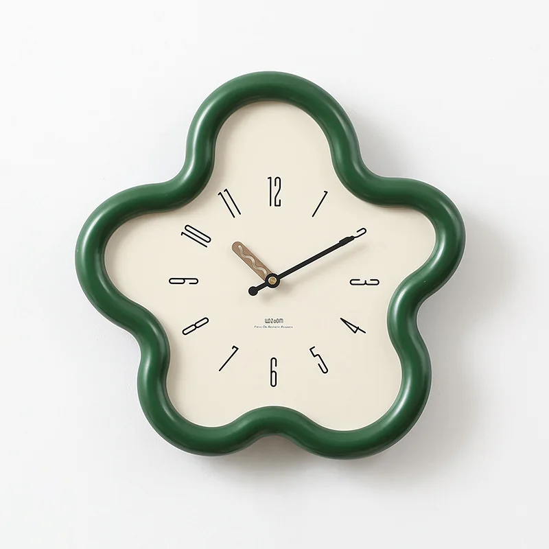 Non perforated cream style living room clock, modern and minimalist clock, restaurant creative swing clock