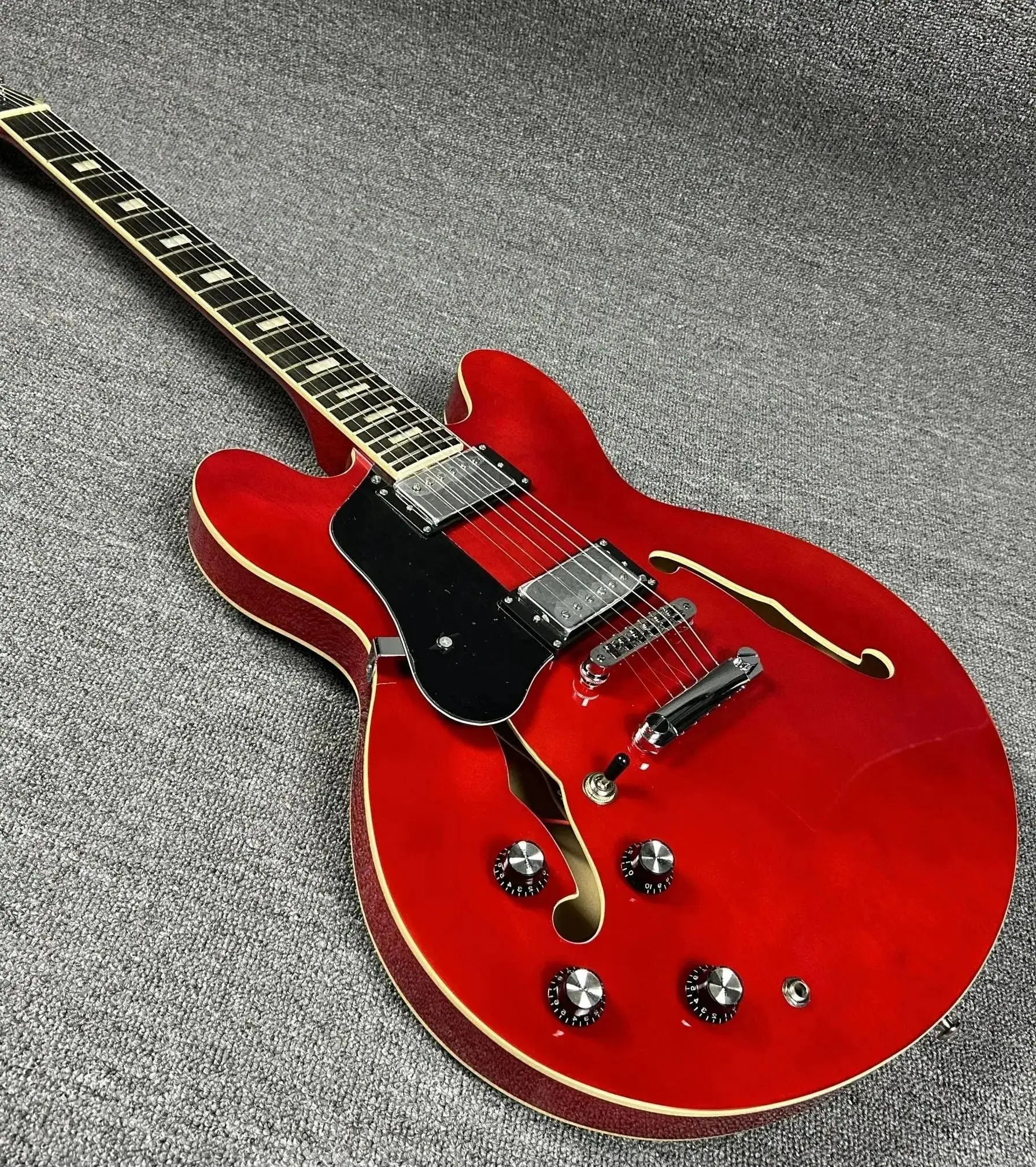 335 Style Semi-Hollow Body Jazz Electric Guitar Cherry Red Good Sound Quality Factory Customize Fine Workmanship