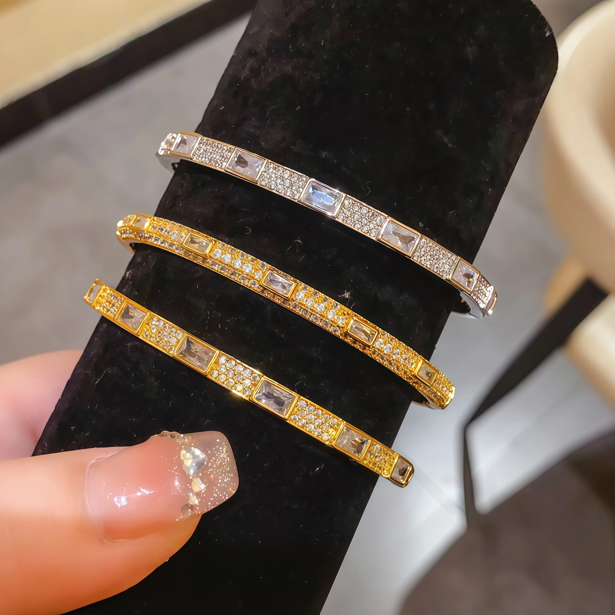Gemischter Zirkon-Armreif Quadratischer Diamant CZ Manschette Luxus-Armreif für Damen