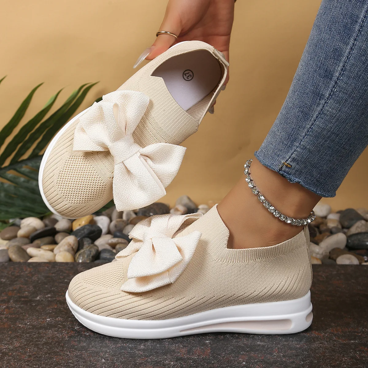 

Women's low-top, large-sized, fashionable, sporty, comfortable and breathable casual shoes with bows