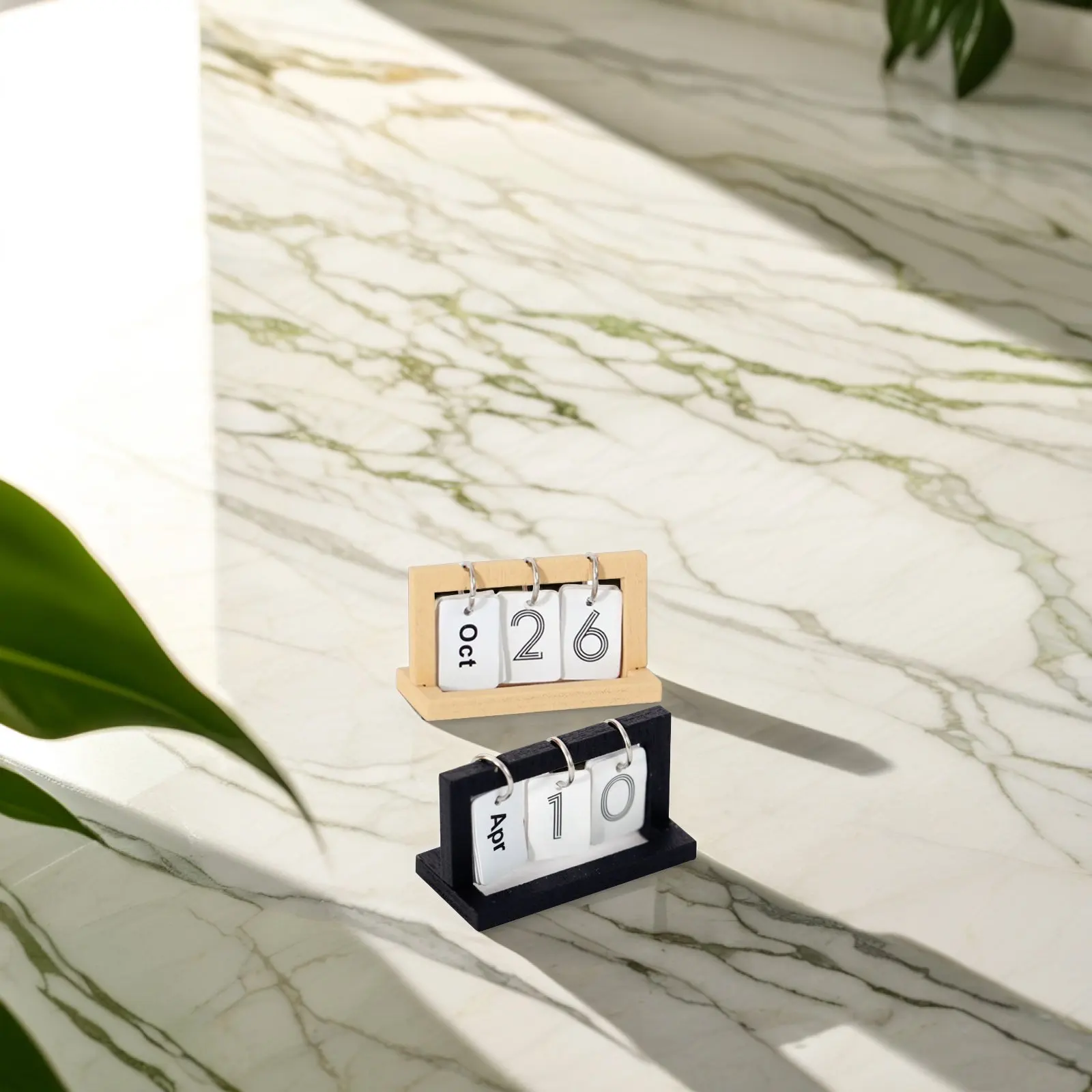 

2Pcs Miniature Table Calendar Alloy Wooden Mini Monthly Calendar Mini House Accessories Decorative Pretend Play Decoration