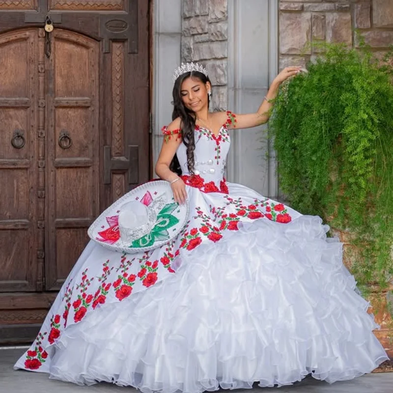 

Белое платье для квинсеаньеры с открытыми плечами, цветочным декором, кружевными вставками и длинным шлейфом. ﻿ Настройте на свой вкус