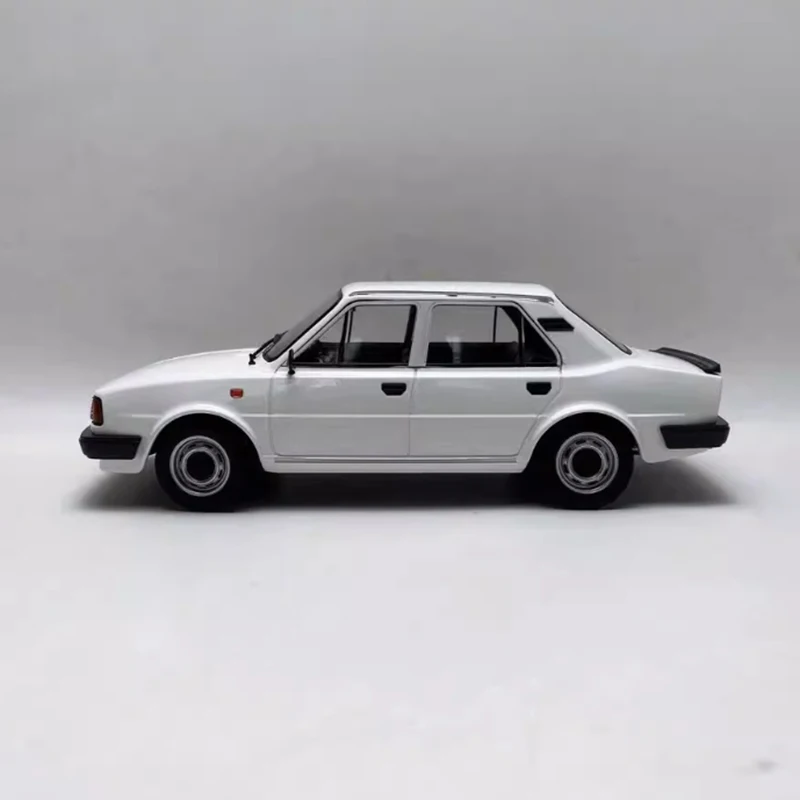 

FOX18 1:18 Scale 120L Limited Edition Alloy Simulation Car Model Static Collection Decorated Holiday Gifts Toys Souvenir Gift