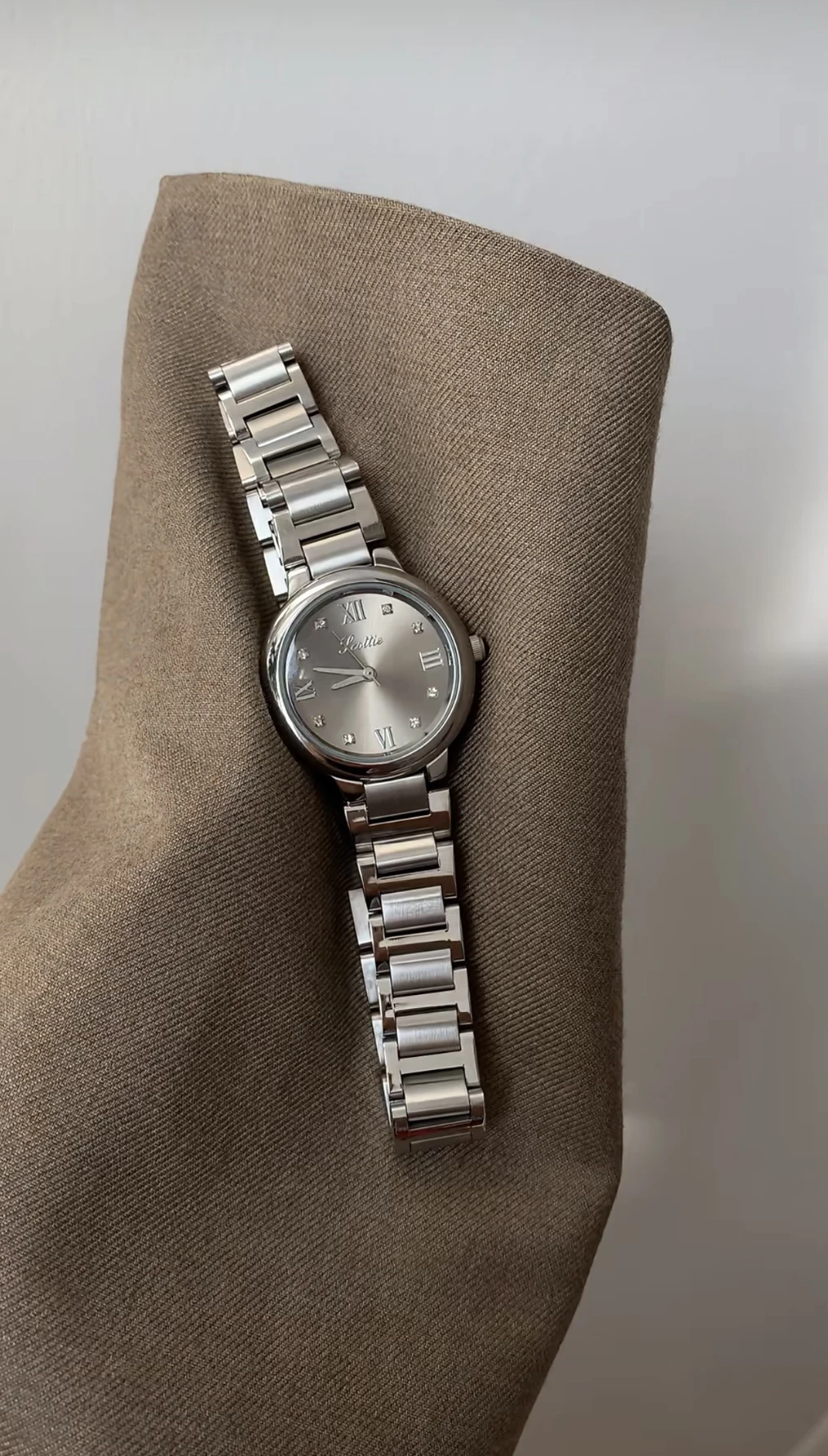 Exquisite Women'S Watch, Featuring A Grey Textured Silver-Grey Round Dial, A Sophisticated And Elegant Quartz Watch For Women.