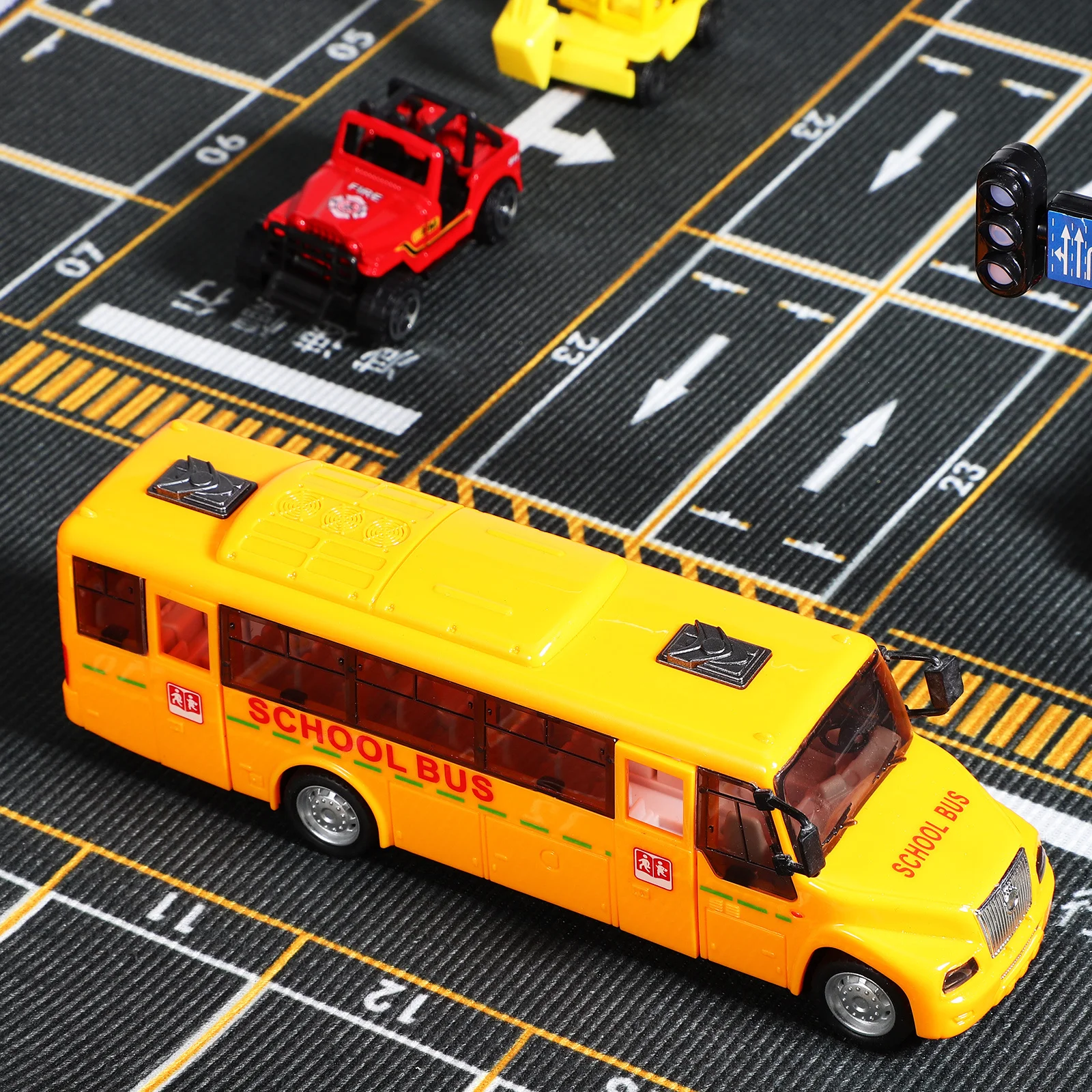 Tirare indietro l'autobus scolastico Design realistico Materiali sicuri per i bambini Coordinazione occhio-mano Autobus scolastico Giocattolo Veicolo giocattolo