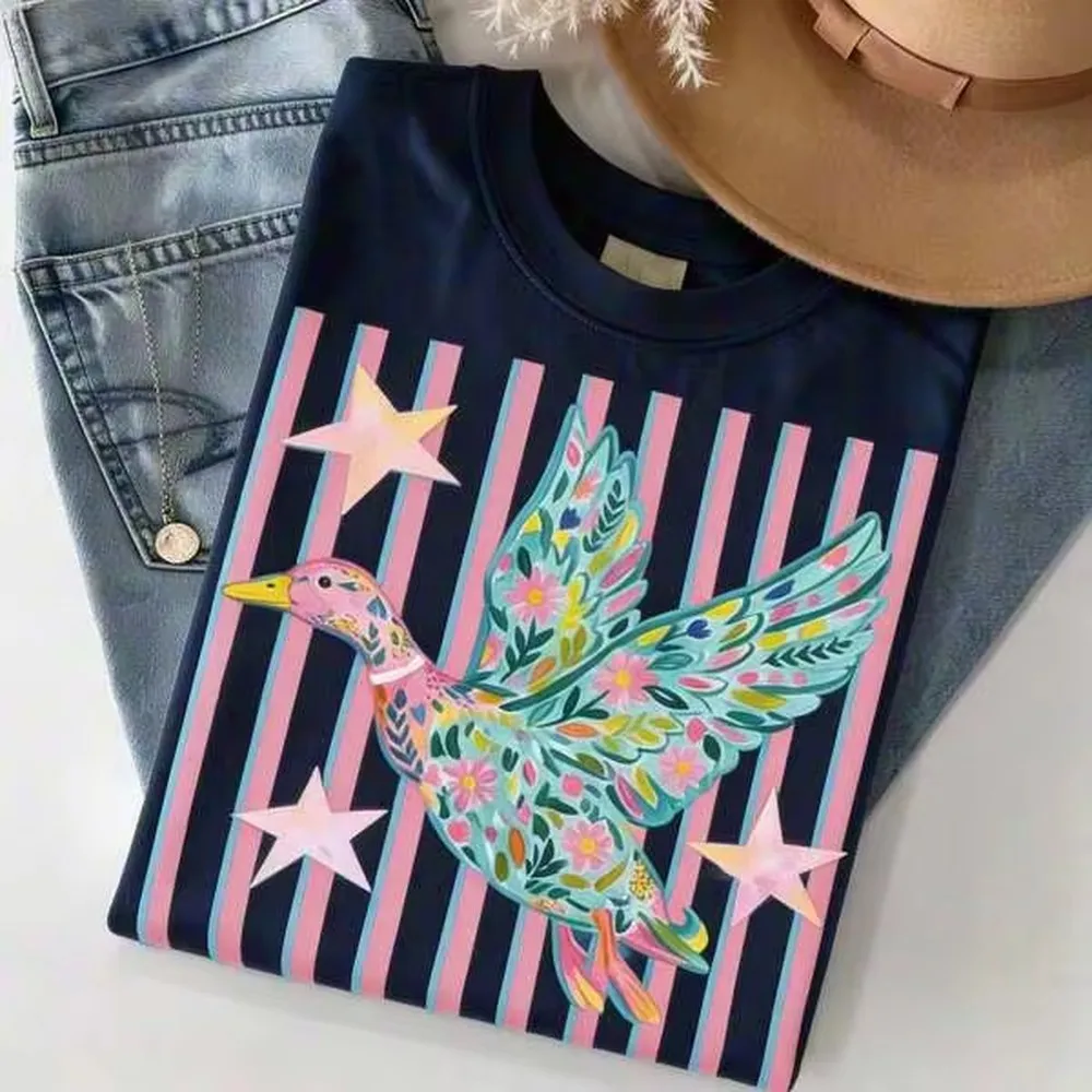 Floral Duck Graphic Tee Country Western Flying Bird T-Shirt Cute Cottagre Flower Animal Graphic Top Vintage Southern Aesthetic Summer Tshirt,Crew Neck