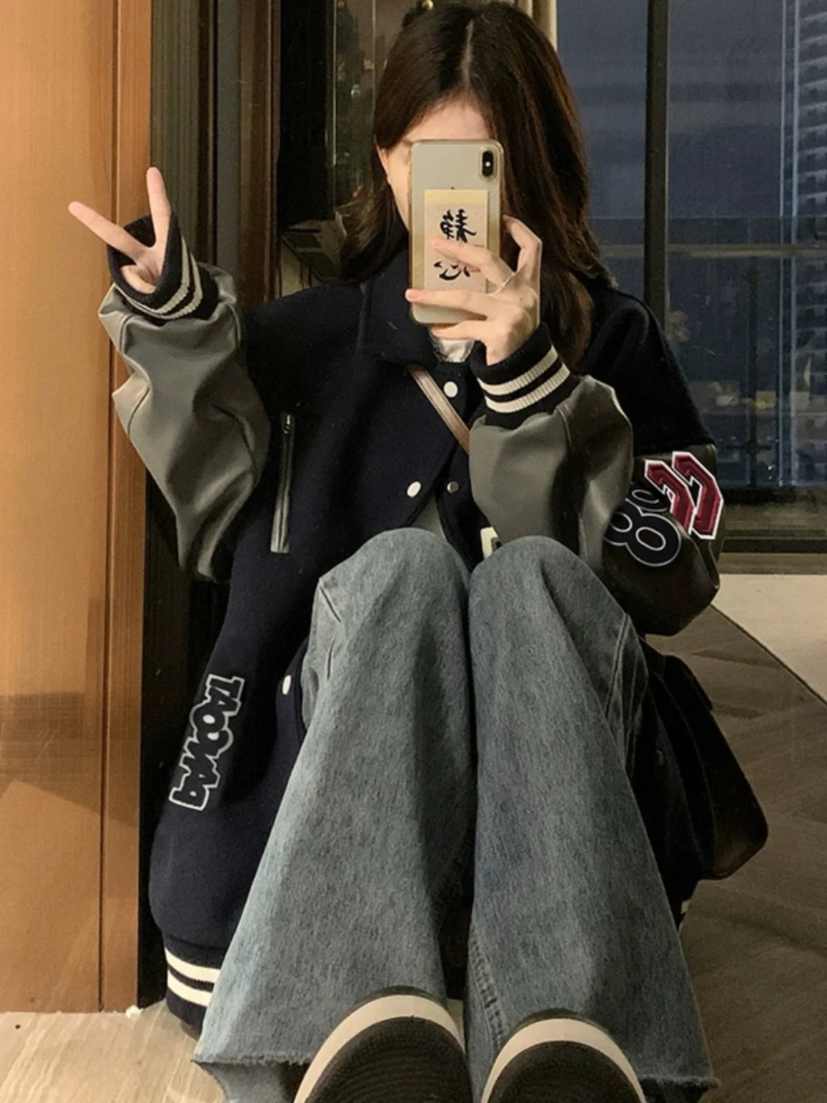 

Женские нейлоновые бейсбольные куртки весенние, укороченные, прочные, с V-образным вырезом, средней длины, с контрастными декоративными нашивками в стиле K-pop, регулируемые