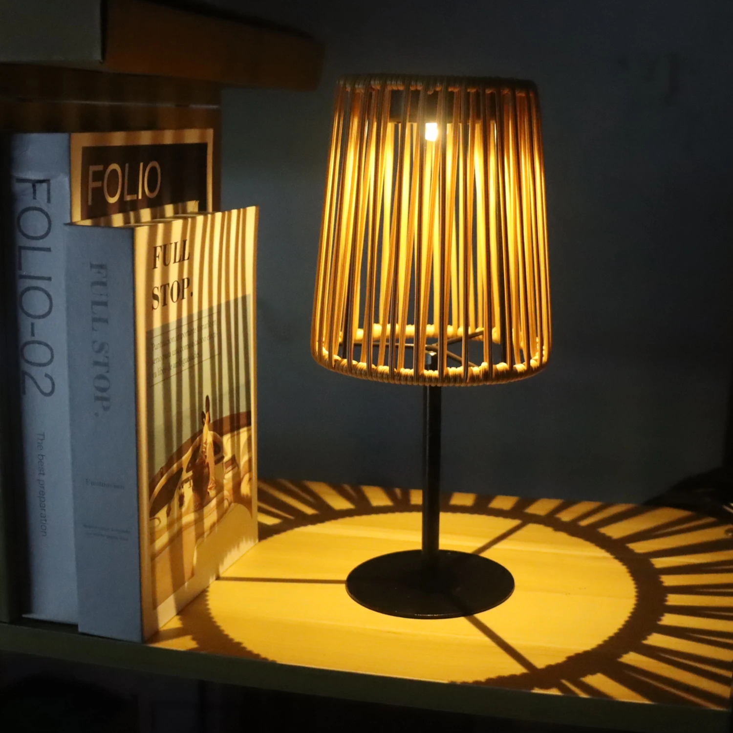 Lampe de table solaire en roti - Outdoor Furniture Sale avis et prix