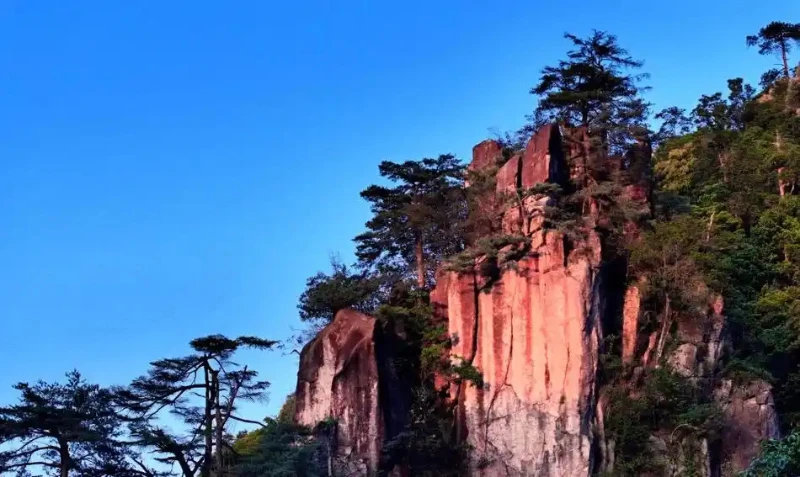 

Для Xiaomi YU7: силиконовый чехол для центральной консоли (нижний слой) — пыле- и водонепроницаемый.