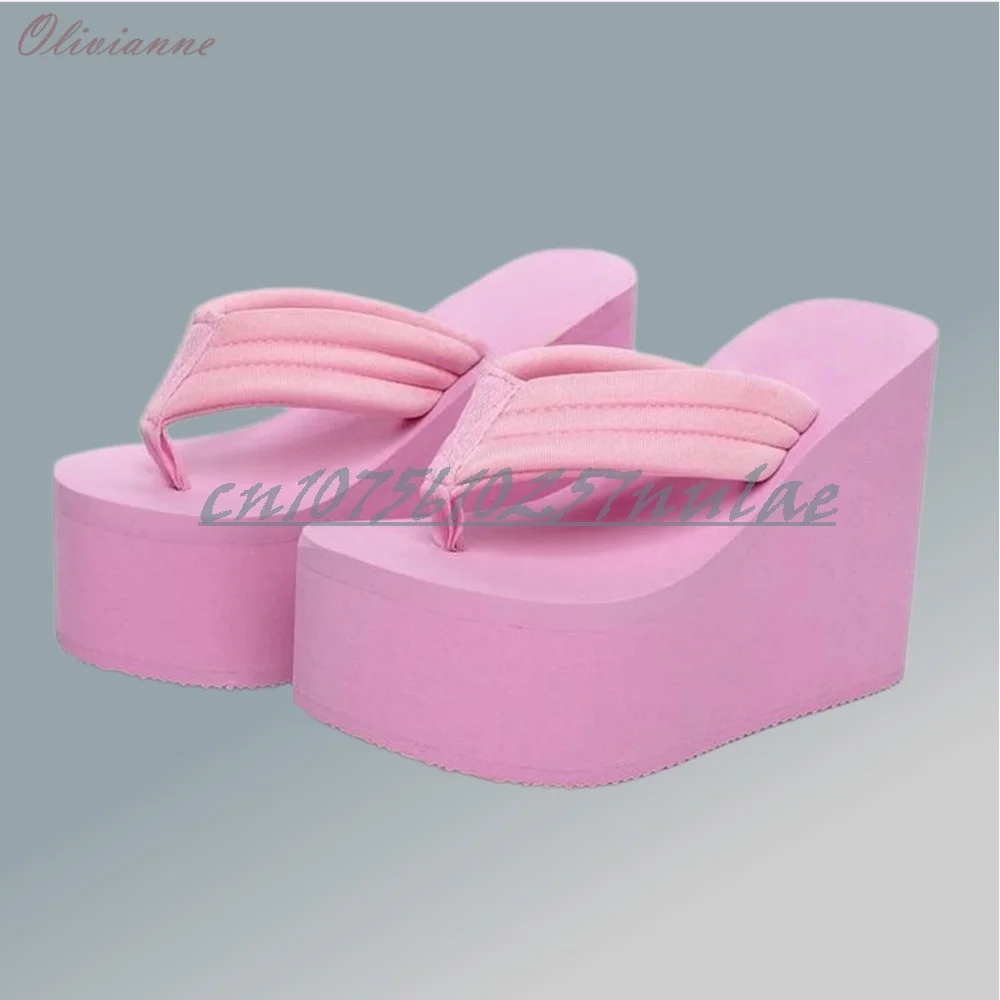 Rozerode en zwarte slippers met plateauzool, hoge hak, sexy dames schoenen, zomer 2026, vakantie stijl.