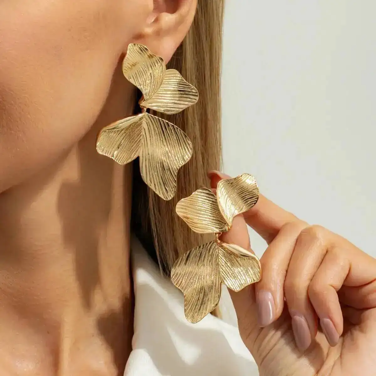 

Exaggeration Metal Plant Tree Leaf Pendant Earring for Women Vintage Exquisite Gold Color Piercing Ear Jewelry New Gift