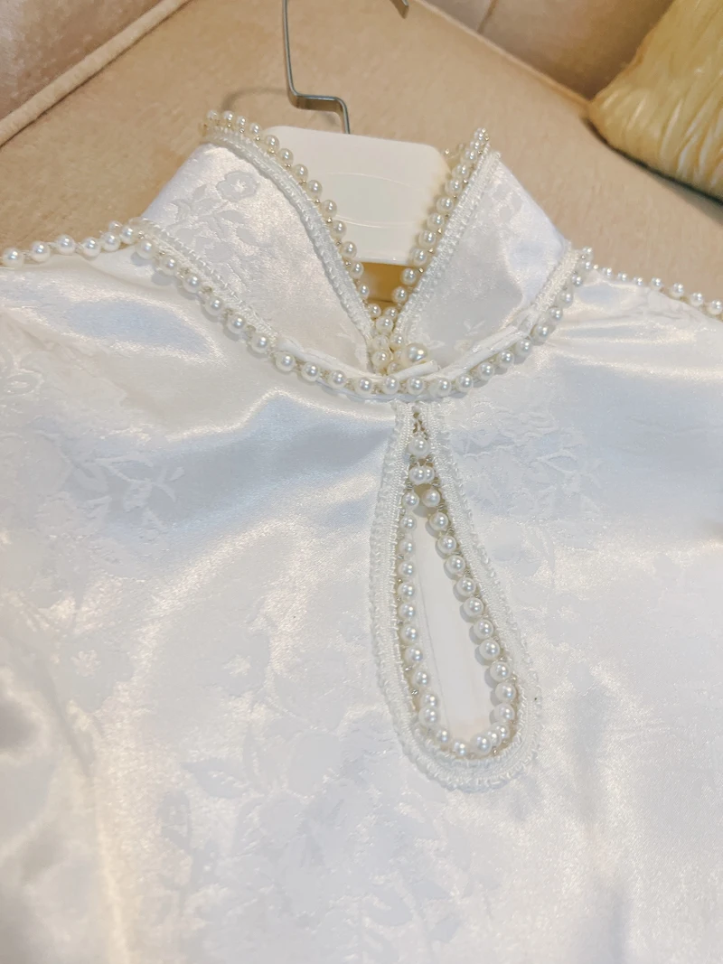 Vestido  E de Cetim com Pérolas e Mangas em Pétala, Estilo Chinês Retrô para Mulheres Modernas de 20 e 30 Anos