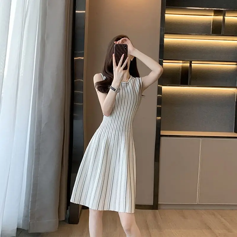 فستان صيفي محبوك عالي الجودة برقبة دائرية بدون أكمام مع خطوط عمودية تنورة على شكل حرف a وتنورة نسائية بخصر من الحرير الجليدي