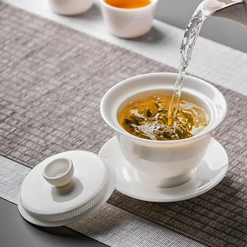 Ovelha Gordo Jade Porcelana Branca Gaiwan 360 °   Tigela de chá filtrada com design anti escaldante, xícara de chá de cerâmica única, conjunto de chá Kung Fu