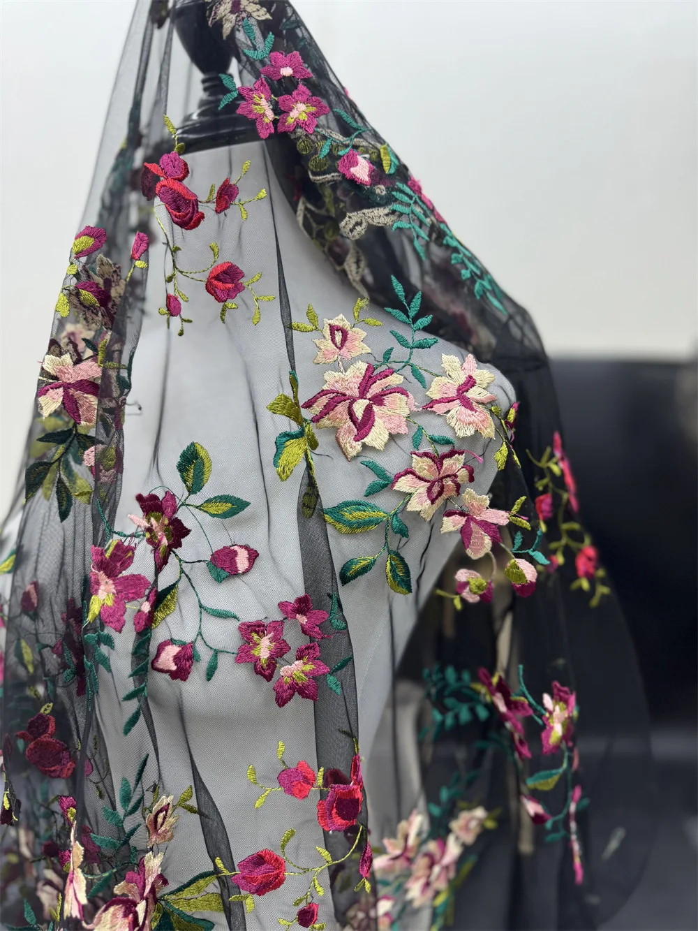 Tissu en dentelle soluble dans l'eau pour robes de femmes, tissu de littérature de fleurs douces noires, auvent ponctuel, édition rapprochée