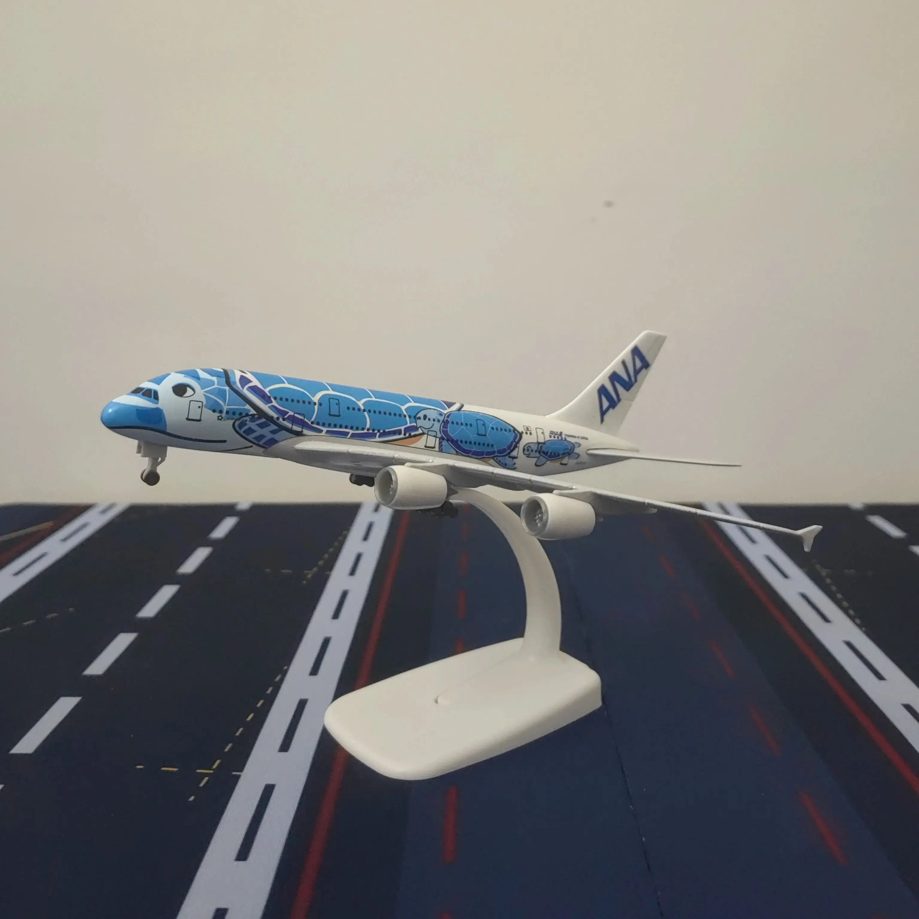 Airbus A380 ANA Blue Turtle w skali 1/400, metalowy model z odlewu, 21 cm, model samolotu, kolekcjonerski prezent, lotnisko, zabawka dla dzieci, lotnictwo — 2