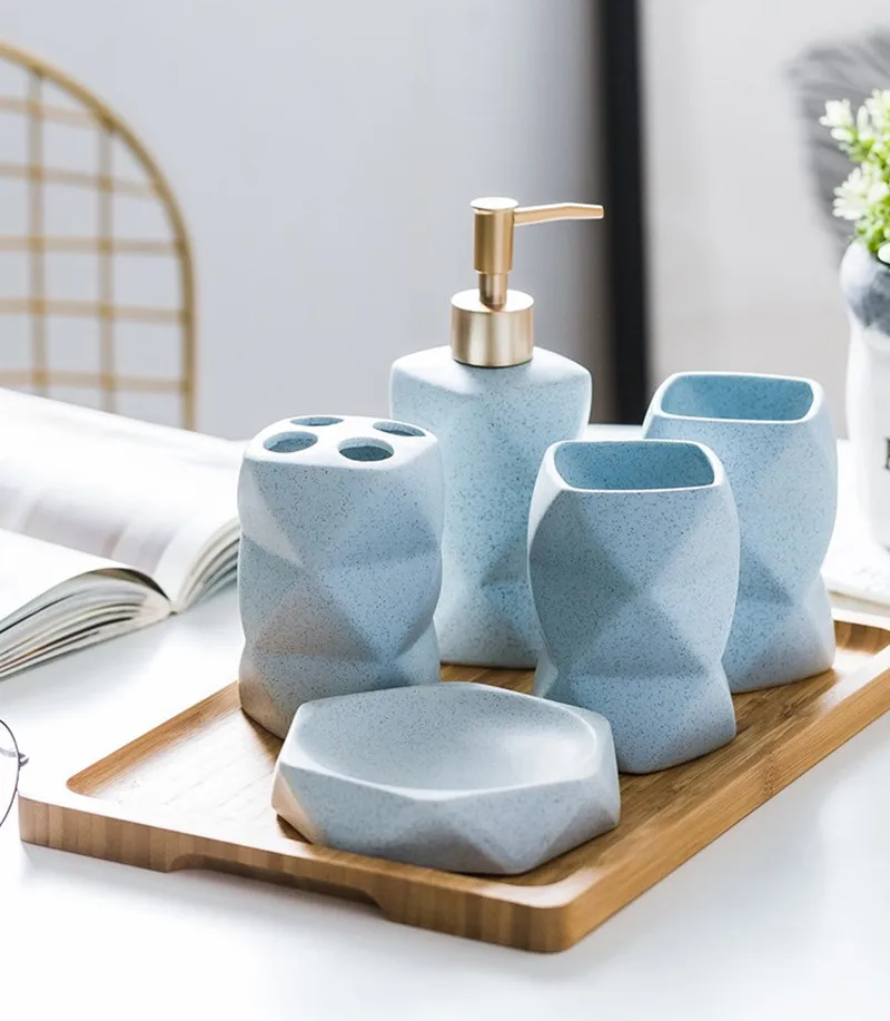 Prosty niebieski ceramiczny zestaw do mycia łazienki bambusowa taca drewniana Nordic łazienka zestaw akcesoriów zestaw ślubny uchwyt na szczoteczki do zębów dozownik