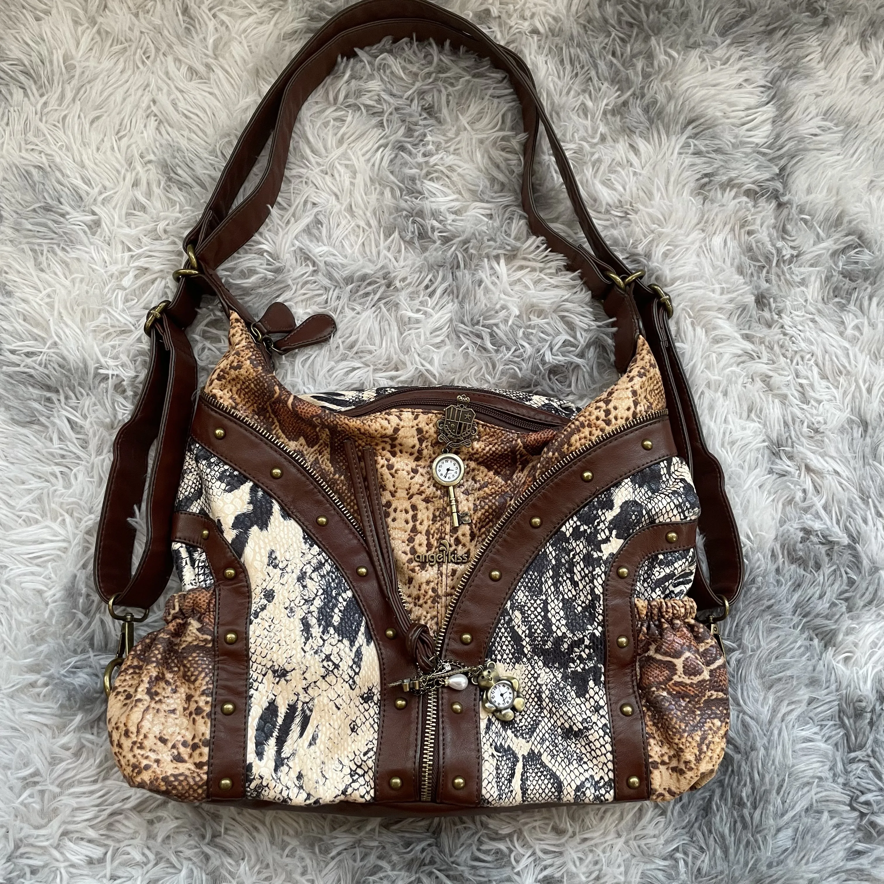 

Original Design Retro Rivet Leopard Print Punk Backpack Commuter Large Capacity Tote Crossbody Bags for Women Hot Selling