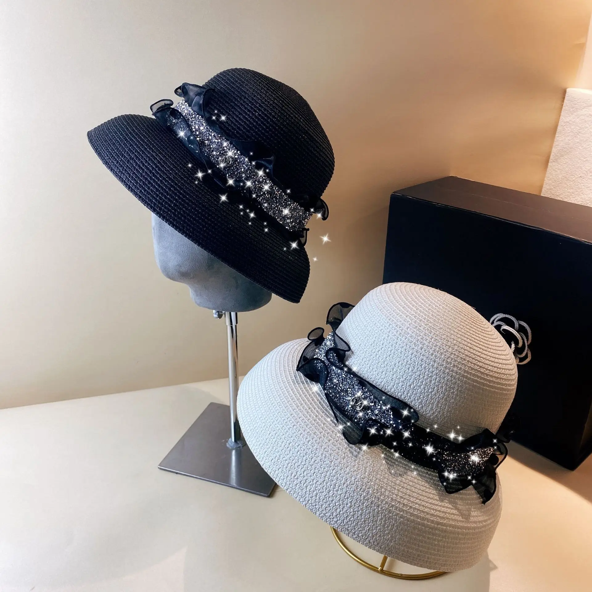 

European and American fashion Hepburn wind lampshade hat female spring and summer travel sunscreen straw hat hot drill M standar