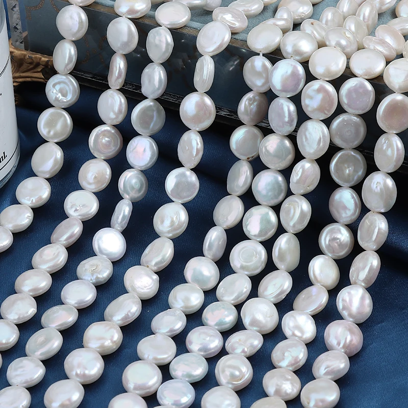 A strand of 12-13mm natural irregular-threaded button pearls, with a total length of approximately 40 cm and about 31 pieces.