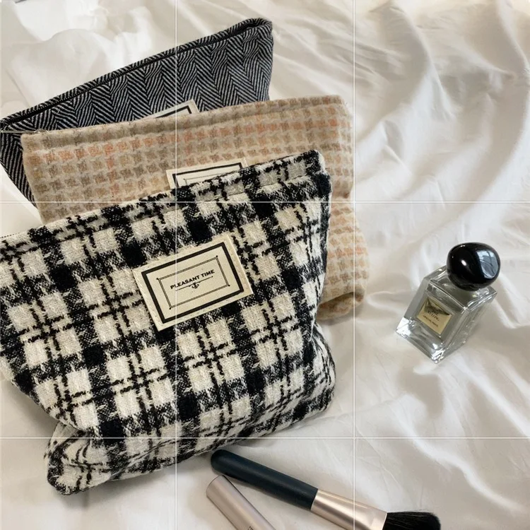 BERKI STAR Plaid Makeup Bag Large Capacity Aesthetic Gingham Cosmetic Bag with Zipper Travel Toiletry Bag for Women Girls