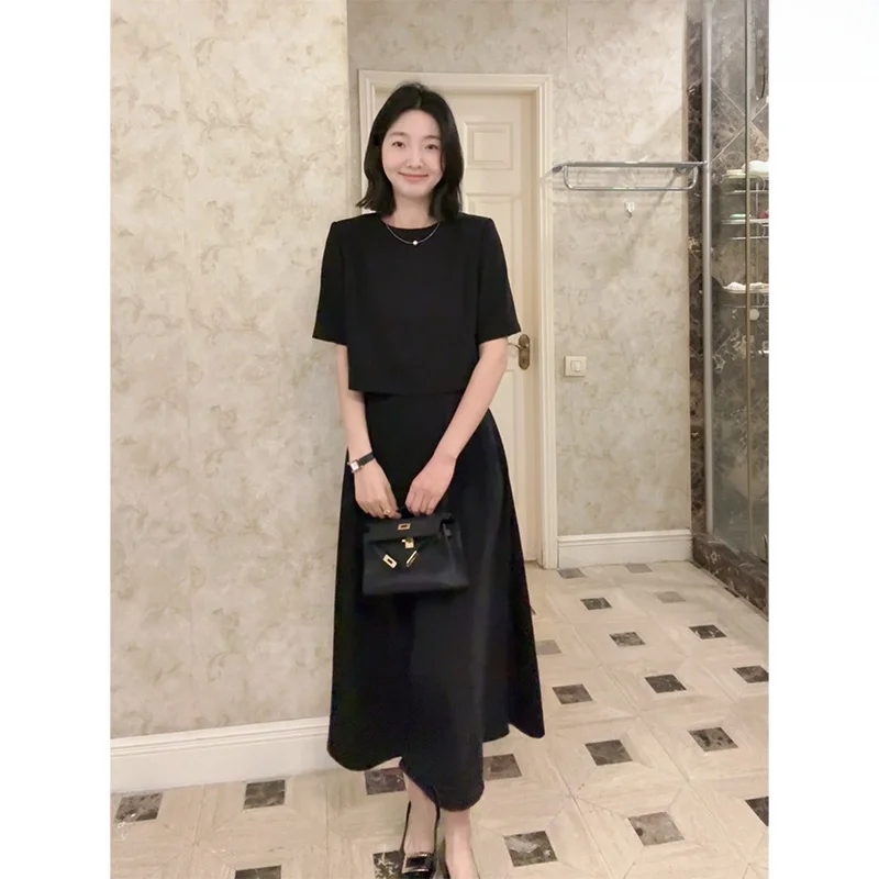 

Летний универсальный комплект из двух предметов: топ с эффектом похудения, свободными плечами и коротким рукавом, а также длинные брюки с высокой талией. Модный женский комплект из полиэфирного волокна.