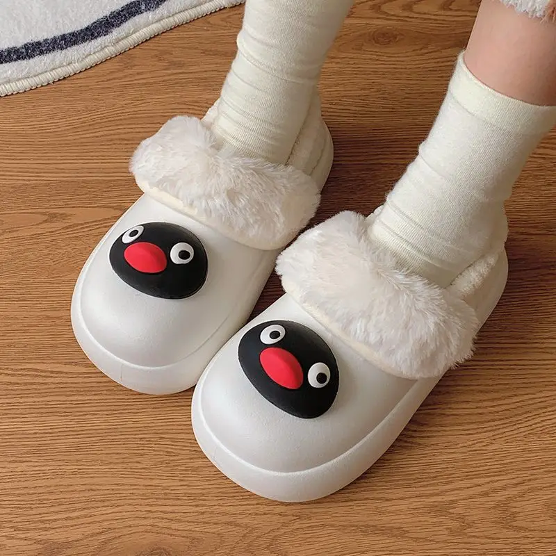 مقاوم للماء البطريق نِعال من الفراء امرأة الكرتون أحذية قطنية 2025 موضة جديدة الانزلاق على أفخم المتسكعون الإناث المنزل قباقيب غامض الأحذية