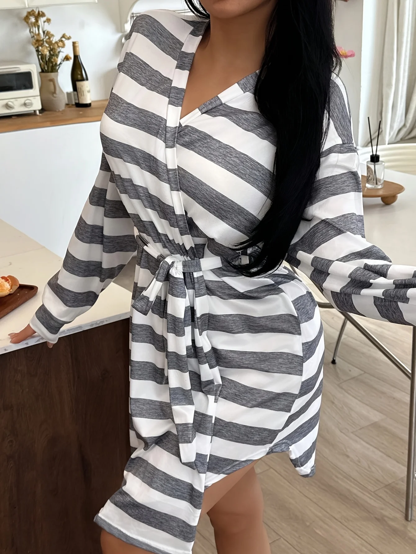 Damen-Pyjama für alle vier Jahreszeiten, schlichter, lässiger, gestreifter, langärmliger Morgenmantel zum Binden, kann als Nachthemd draußen getragen werden – Detail 2